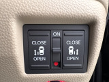 【リア両側パワースライドドア】リモコンなどで自動開閉。Hondaスマートキーを携帯していれば、軽い力で解錠とドアオープンが行えます。半ドア状態まで閉めると、自動的に全閉する機能付き。