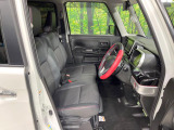 運転席まわりには十分なスペースがあり、大柄な方でもゆったり運転していただける環境です。