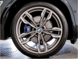 【BMWアロイホイル】軽量かつ強度に拘ったアロイホイル。走行性能ポテンシャルを引き出す設計。車の足元を引き締めてくれる大きなポイントはアロイホイルです。