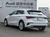 Audiのリヤディフューザーは、車両の後方での空気の流れを整え、乱流を減少させることで、走行安定性を向上させます。またスポーティで洗練された外観を提供し、全体のスタイルに一体感を持たせます。