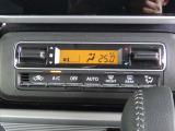 四季を通じて車内を快適に保つオートエアコンを装備しています。又、冬場の朝一のスタート時には大変嬉しいシートヒーターを運転席&助手席に装着、ヒーターが効き始めるまでの冷間時でも快適にスタート出来ます。