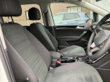 (運転席助手席)安全装備をオプションで追加するのは日本的発想。フォルクスワーゲン車はサイドエアバッグを全車標準で装備しております。