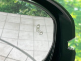 【ブラインドスポットインフォメーション】走行中、ドアミラーの死角になりやすい箇所に後続車が接近するとサイドミラー付近に警告を表示、ドライバーに注意喚起をしてくれます。