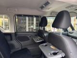 『天井サーキュレーター』&『後席ロールサンシェード』で同乗者の方も快適。