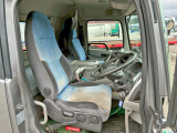 運転席横のダンプレバーでハイリフトを昇降します。