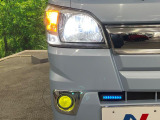 【LEDヘッドライト】悪天候や夜間走行時も良好な視界を確保し安心して運転できる高輝度LEDヘッドライトを装備!点灯速度が早く、消費電力も抑えられています。