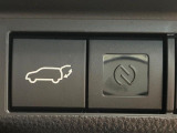 【パワーバックドア】スマートキーや運転席のボタンを押すだけでリアゲートが自動で開閉します!荷物を持っている時や、高い位置にあるバックドアを閉める際に便利な機能です♪
