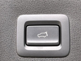 【パワーバックドア】スマートキーや運転席のボタンを押すだけでリアゲートが自動で開閉します!荷物を持っている時や、高い位置にあるバックドアを閉める際に便利な機能です♪