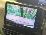 【バックカメラ】駐車時に後方がリアルタイム映像で確認できます。大型商業施設や立体駐車場での駐車時や、夜間のバック時に大活躍!運転スキルに関わらず、今や必須となった装備のひとつです!