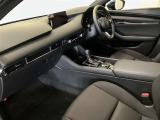 前方の見通しが良いすっきりした視界、誰でも扱いやすく運転できます。疲れにくく安心ドライブを更に快適なものにします!