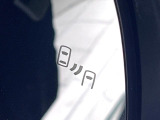 【ブラインドスポットモニター】走行中、ドアミラーの死角になりやすい箇所に後続車が接近するとサイドミラーのレンズに警告を表示!ドライバーに注意喚起をしてくれます。