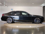 【BMWの伝統-3】BMWのお車は、&ldquo;駆け抜ける歓び&rdquo;を体現しております。走行の安定性とコーナリングの良さを追求し、思い通りにハンドルの操作可能です。