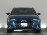 Audiデザインの特徴であるシングルフレームグリルが存在感を主張します。