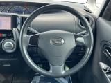 インテリアに合わせたデザインのステアリングは、運転される方のことも考え、運転しやすい形状、大きさです。是非一度、実際に触ってお確かめください。
