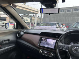 ディーラーオプション『前+車室内ドライブレコーダー』装備。表示はナビのモニター画面で行います。