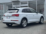 Audiのリヤディフューザーは、車両の後方での空気の流れを整え、乱流を減少させることで、走行安定性を向上させます。またスポーティで洗練された外観を提供し、全体のスタイルに一体感を持たせます。