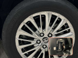 タイヤサイズは225/60R17!純正アルミホイールに盛大なガリキズあり(右フロント)。納車前の点検時にタイヤ交換させていただきます!パンク修理キットついています!