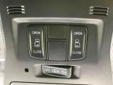 【両側パワースライドドア】スマートキーや運転席のスイッチで後席両側スライドドアの開閉が可能♪電動だから力を入れてドアを開ける必要が無く、小さなお子様でも簡単に開け閉めでき快適です♪