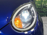 【LEDヘッドライト】悪天候や夜間走行時も良好な視界を確保し安心して運転できる高輝度LEDヘッドライトを装備!点灯速度が早く、消費電力も抑えられています。