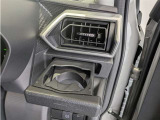 便利なカップホルダーを装備しています。 缶ジュースを開けて運転していると振動で倒れないかヒヤヒヤ、意外と置き場に困るもの。 意外に重要な装備ですね。