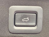 【パワーバックドア】スマートキーや運転席のボタンを押すだけでリアゲートが自動で開閉します!荷物を持っている時や、高い位置にあるバックドアを閉める際に便利な機能です♪