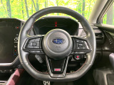 インテリアに合わせたデザインのステアリングは、運転される方のことも考え、運転しやすい形状、大きさです。是非一度、実際に触ってお確かめください。