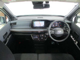 グレーを基調としたスタイリッシュなデザインの運転席です。衝突被害軽減ブレーキ、レーンキープアシストなどの安心装備付き!