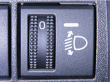 ヘッドランプの光軸調整ダイヤルを装備しております。