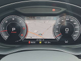 スピードメーターなどの運転に必要な計器とともに、オーディオ・電話の操作画面などを表示。レイアウトはステアリングスイッチで切り替えでき運転に集中しながら必要な情報を瞬時に得ることが可能。