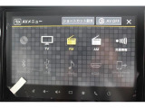 スズキメーカーオプションの9インチナビになります。
