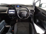 革巻き(合皮製)ステアリングで快適な操作性の運転席です。