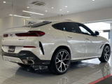 リアフェンダーの張り出しが美しく、BMWらしい&ldquo;走りのためのデザイン&rdquo;が感じられる。20インチAWとの相性も良い。
