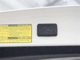 スイッチ操作でバックドアを自動で全開閉可能なパワーバックドア(挟み込み防止機能付)が装備されています。