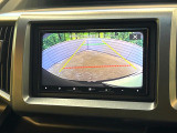【バックカメラ】駐車時に後方がリアルタイム映像で確認できます。大型商業施設や立体駐車場での駐車時や、夜間のバック時に大活躍!運転スキルに関わらず、今や必須となった装備のひとつです!