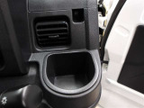 運転席のカップホルダーはエアコンの吹き出し口にありますので冷やしたり温めたりすることが出来ます☆