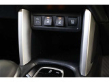Type-Cの通信/給電用USBポートが装備されています。車内にあると便利なアイテムのひとつですね!充電中のスマホなどの置き場に便利なポケットも備えています。