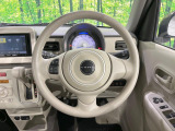 インテリアに合わせたデザインのステアリングは、運転される方のことも考え、運転しやすい形状、大きさです。是非一度、実際に触ってお確かめください。