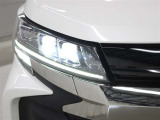 「アダプティブハイビームシステム(AHS)」が装備。LEDの配光範囲を細やかに制御し、先行車や対向車に光が当たる部分だけを自動的に遮光するので、ハイビームでの走行頻度がより向上します。