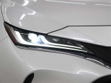 「アダプティブハイビームシステム(AHS)」が装備。LEDの配光範囲を細やかに制御し、先行車や対向車に光が当たる部分だけを自動的に遮光するので、ハイビームでの走行頻度がより向上します。