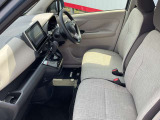 運転席まわりです。実際に座ってみて、乗り心地を体験してみてください,視界も良好です