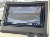 【バックカメラ】駐車時に後方がリアルタイム映像で確認できます。大型商業施設や立体駐車場での駐車時や、夜間のバック時に大活躍!運転スキルに関わらず、今や必須となった装備のひとつです!
