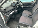 運転席と助手席はベンチシートですので、横移動もラクに出来ます。