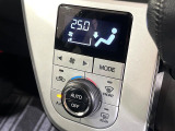 【オートエアコン】一度お好みの温度に設定すれば、車内の温度を検知し風量や温度を自動で調整。暑い&hellip;寒い&hellip;と何度もスイッチ操作をする必要はありません。快適な車内空間には必須の機能ですね♪
