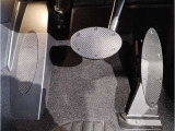 【ペダル】BMWはオルガン式アクセルペダルを採用しています。踏み込む足とペダルが同じ軌跡を描くため、かかとがずれにくく、アクセルコントロールがよりしやすくなるメリットがあります。