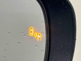 隣接する車線の死角領域を走る或いは急接近する車両を検知、ドアミラーのインジケーターが点灯、車線変更時における安全確認を補助してくれます。