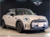 MINIのフロントグリルのデザインはイギリスで生まれた当初から、シルバーのサイドバーが折り重なった伝統的なデザインで御座います。その伝統はBMWのお車になってからでも少しずつ形を変えて守られております
