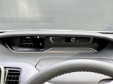 セレナのスピードメーターです。 左側のディスプレイにはお車の情報を表示してくれます。