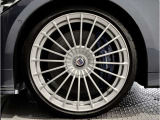 【BMWアロイホイル】軽量かつ強度に拘ったアロイホイル。走行性能ポテンシャルを引き出す設計。車の足元を引き締めてくれる大きなポイントはアロイホイルです。