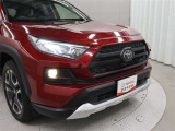 「Adventure」は、力強い押し出し感を表現する専用フロントグリルとフロントスキッドプレート、ボディのリフトアップ感を強める専用フロントバンパーとフロントフォグランプベゼルを装備しています。