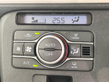 【オートエアコン】一度お好みの温度に設定すれば、車内の温度を検知し風量や温度を自動で調整。暑い&hellip;寒い&hellip;と何度もスイッチ操作をする必要はありません。快適な車内空間には必須の機能ですね♪